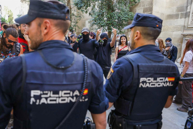 Incidentes al inicio del mitin de Santiago Abascal (Vox) en la Plaza de las Pasiegas, de Granada capital (ÁLEX CÁMARA - EUROPA PRESS)