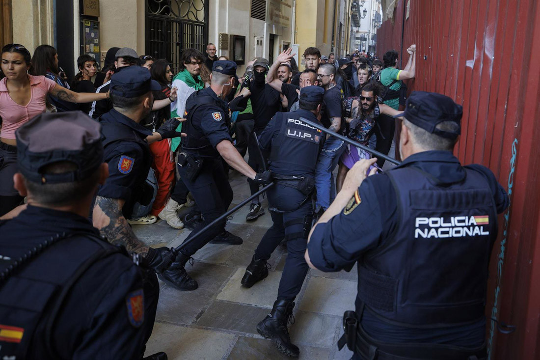 Altercados al comienzo del mitin de Vox en la granadina Plaza de las Pasiegas. A 16 de abril de 2026 en Granada (ÁLEX CÁMARA - EUROPA PRESS)