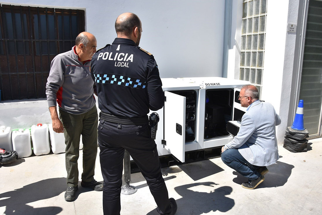El Ayuntamiento de Baza dota la Jefatura de Policía Local de un generador eléctrico para prevenir el efecto de posibles apagones (AYUNTAMIENTO DE BAZA)