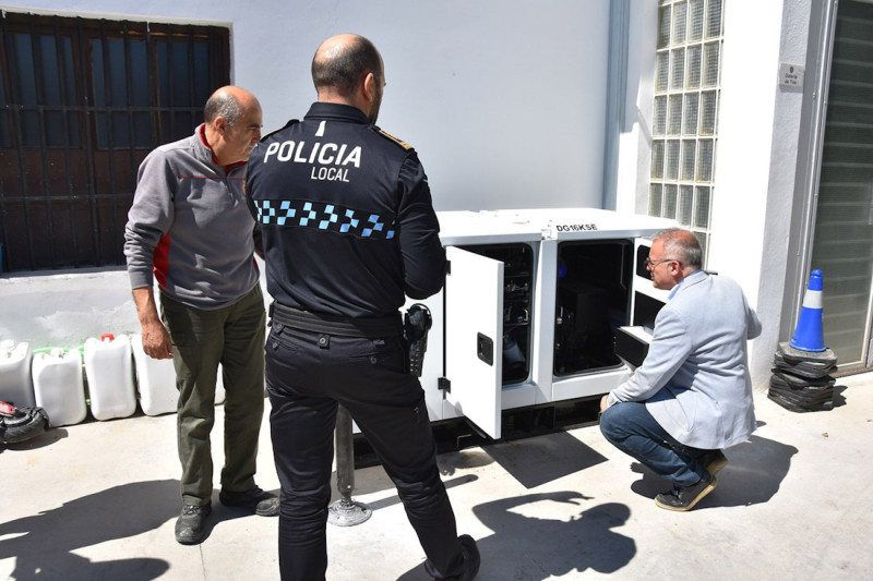 El Ayuntamiento de Baza dota la Jefatura de Policía Local de un generador eléctrico para prevenir el efecto de posibles apagones (AYUNTAMIENTO DE BAZA)
