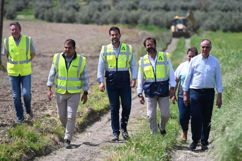 El delegado del Gobierno andaluz en Granada, Antonio Granados, ha visitado el estado de las obras de emergencia que se están ejecutando en la vía pecuaria Cordel de Montefrío (JUNTA DE ANDALUCÍA)