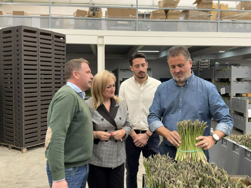 Los candidatos del PP por Granada a las elecciones del 17 de mayo Manuel Francisco García y Celia Santiago, han visitado este martes la Cooperativa Agrícola San Francisco (PP)