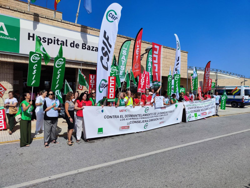 Concentración por el estado de la sanidad pública a las puertas del Hospital Comarcal de Baza. Archivo (UGT)