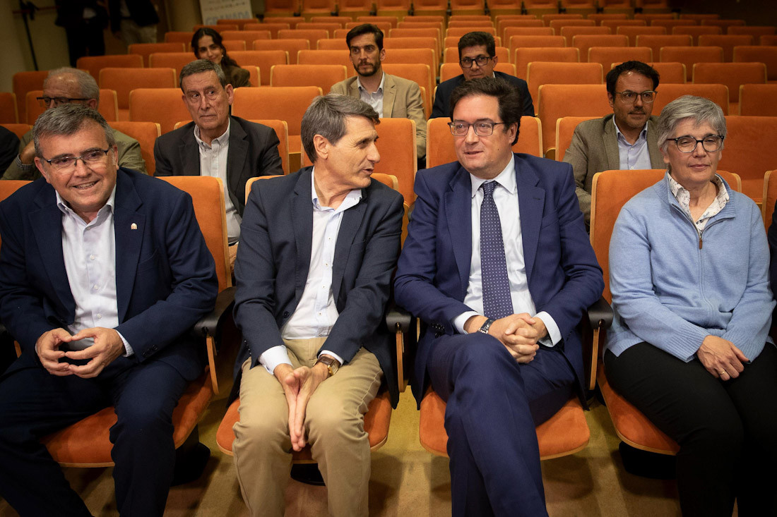 El ministro para la Transformación Digital y de la Función Pública, Óscar López, durante su visita a la compañía Debos (GPMEDIA)