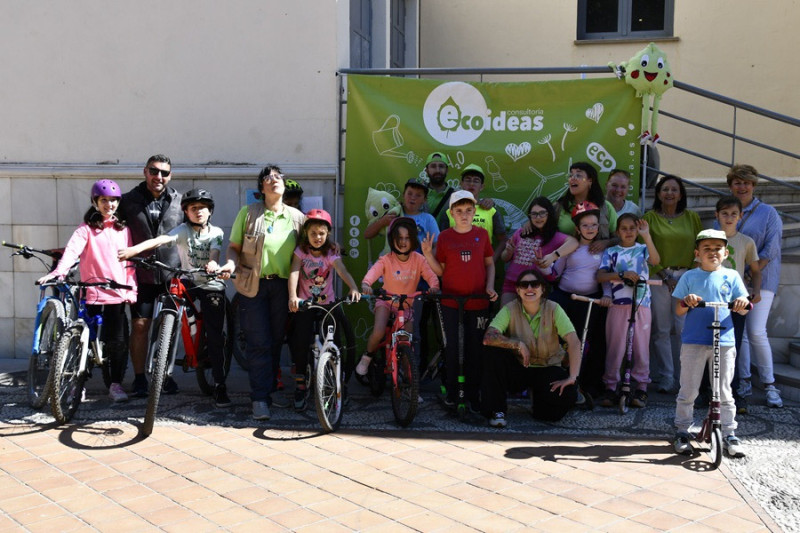 Grupo de participantes junto a sus monitores y a la concejala de Medio Ambiente, Rosario Ramírez  (ALBOLOTE INFORMACIÓN)