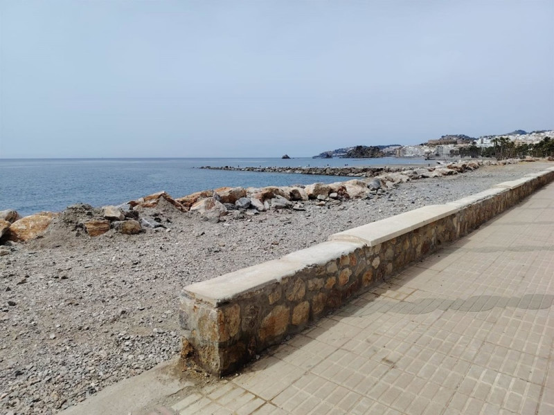 Desperfectos causados por el temporal en el paseo Reina Sofía de Almuñécar (AYUNTAMIENTO DE ALMUÑÉCAR)