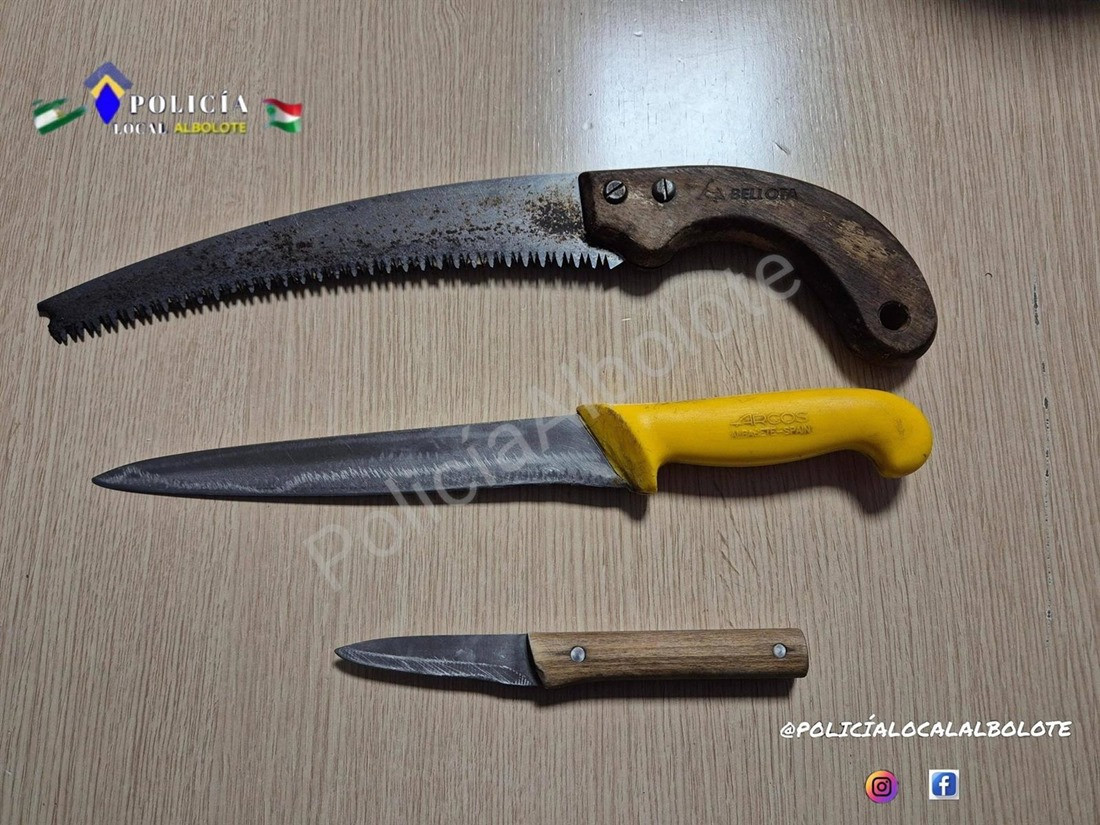 Un cuchillo de grandes dimensiones, un pequeño serrucho y un cuchillo pequeño le fueron intervenidos por la Policía Local (POLICIA LOCAL DE ALBOLOTE)