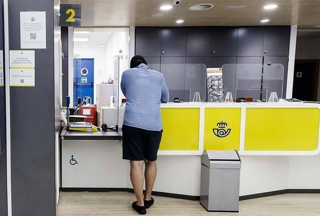 Atención al público en una oficina de Correos. Archivo (CORREOS)