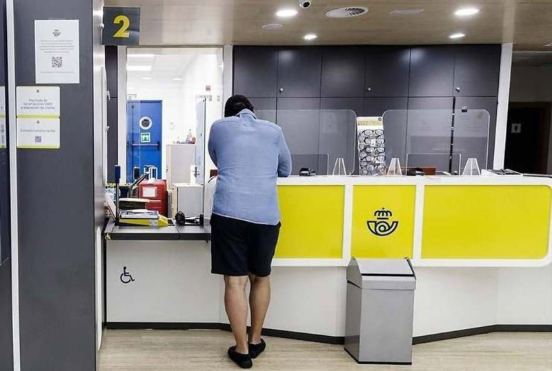 Atención al público en una oficina de Correos. Archivo (CORREOS)