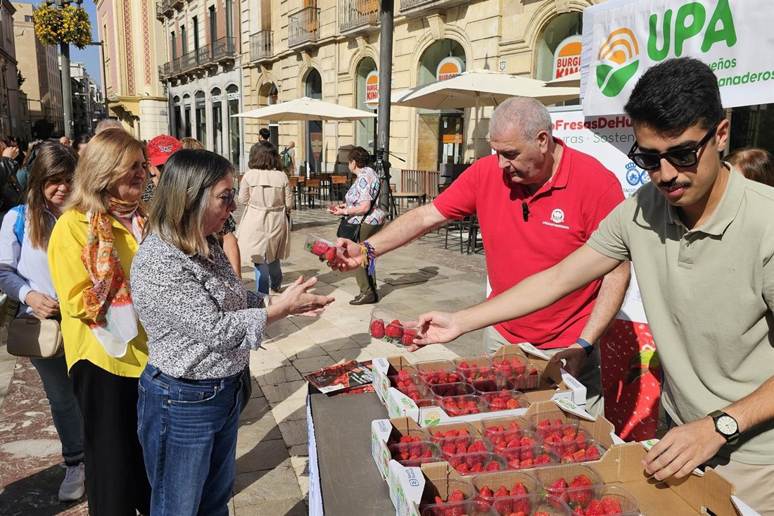 UPA llena de alegría y salud la Puerta Real de Granada al repartir más de 1.000 tarrinas de fresas de Huelva sanas, seguras y sostenibles