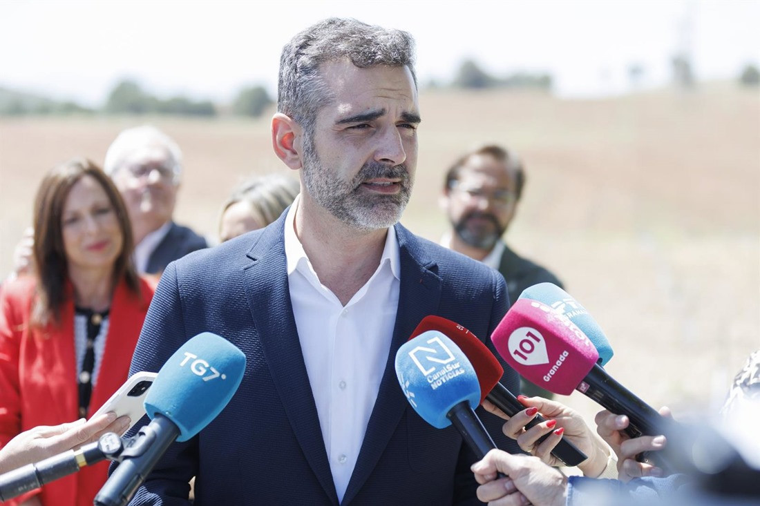 El consejero de Agricultura, Pesca, Agua y Desarrollo Rural, Ramón Fernández-Pacheco, atiende a los medios durante la visita a las obras de la agrupación de vertidos del barrio El Fargue (ÁLEX CÁMARA / EUROPA PRESS)