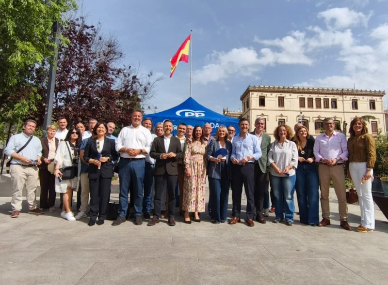 La candidata número uno del PP por Granada, Rocío Díaz, ha asistido junto a la alcaldesa, Marifrán Carazo, a una de las carpas instaladas por el PP durante esta precampaña en los Jardines del Triunfo de la ciudad nazarí (PP GRANADA)