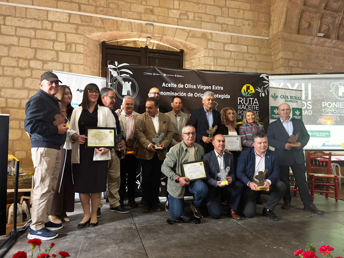 Foto de familia de los galardonados (D.O. PONIENTE)