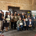 Foto de familia de los galardonados (D.O. PONIENTE)