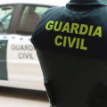 Un agente de la Guardia Civil junto a un vehículo oficial (GUARDIA CIVIL)