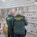 Agentes de la Guardia Civil desarticulando los productos falsificados (GUARDIA CIVIL)