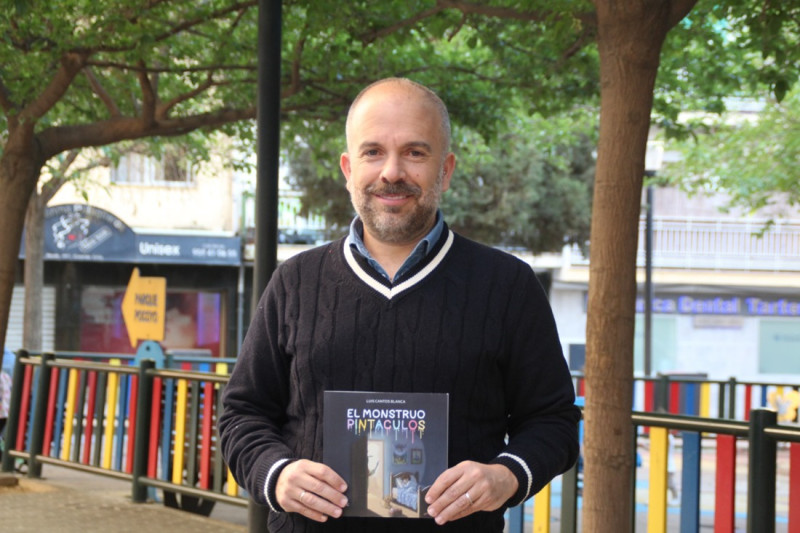 Luis Cantos con su libro (AYTO. MARACENA)