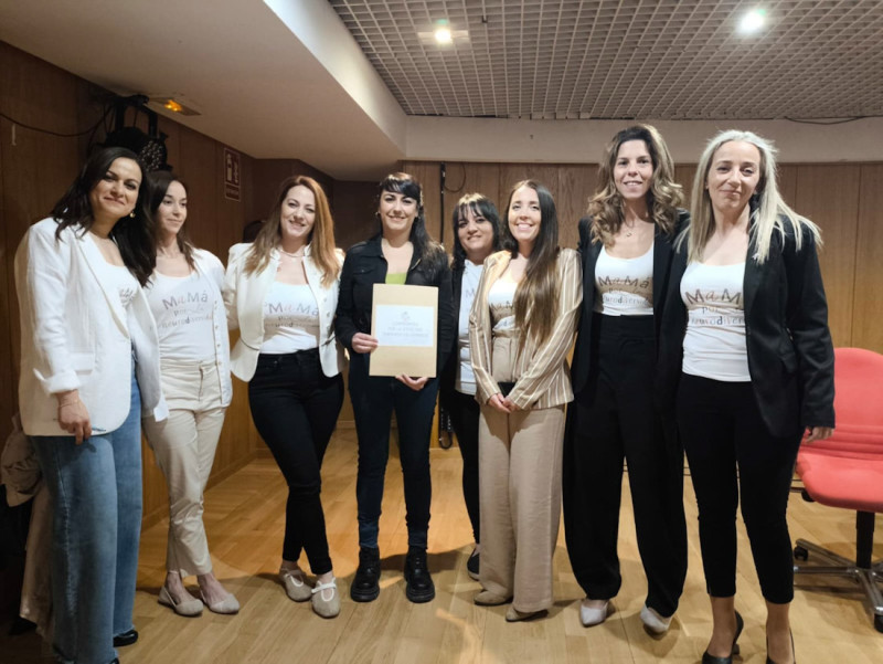 Inma Manzano junto a las madres del centro CAIT San Rafael (ADELANTE ANDALUCÍA)