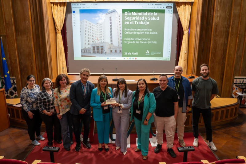 La directora gerente del Virgen de las Nieves, cuarta a la derecha, entrega el distintivo al equipo de prevención de riesgos laborales (JUNTA DE ANDALUCÍA)