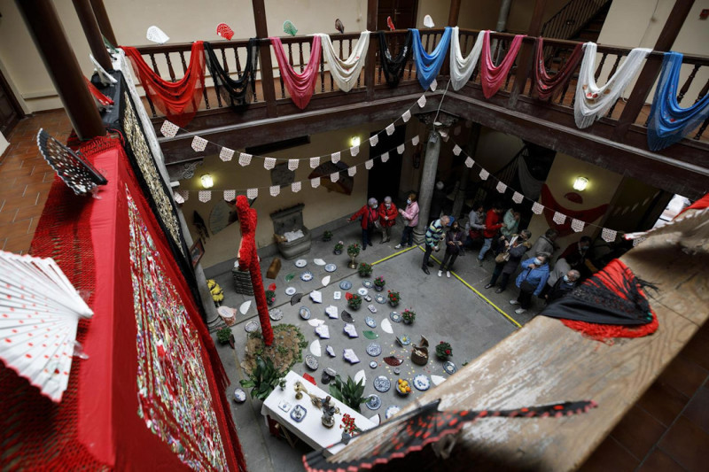 Varias personan visitan la cruz instalada en la corrala de la Asociación Provincial de Mayores Vecinales de Granada. Archivo (ÁLEX CÁMARA - EUROPA PRESS)