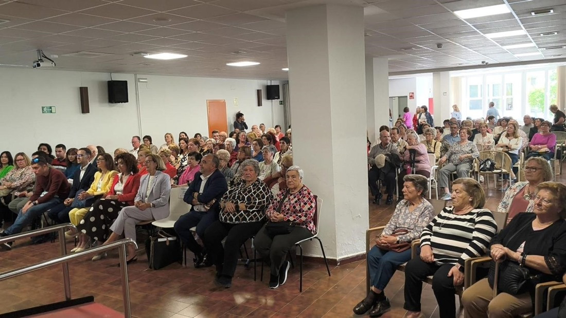 Representantes institucionales, entidades sociales y personas usuarias de los Centros de Participación Activa (CPA) de la provincia de Granada han celebran el Día Europeo de la Solidaridad y Cooperación entre Generaciones en Armilla (JUNTA)
