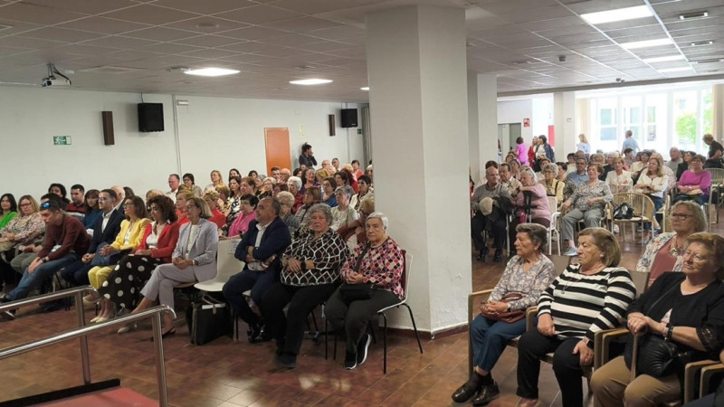 Representantes institucionales, entidades sociales y personas usuarias de los Centros de Participación Activa (CPA) de la provincia de Granada han celebran el Día Europeo de la Solidaridad y Cooperación entre Generaciones en Armilla (JUNTA)