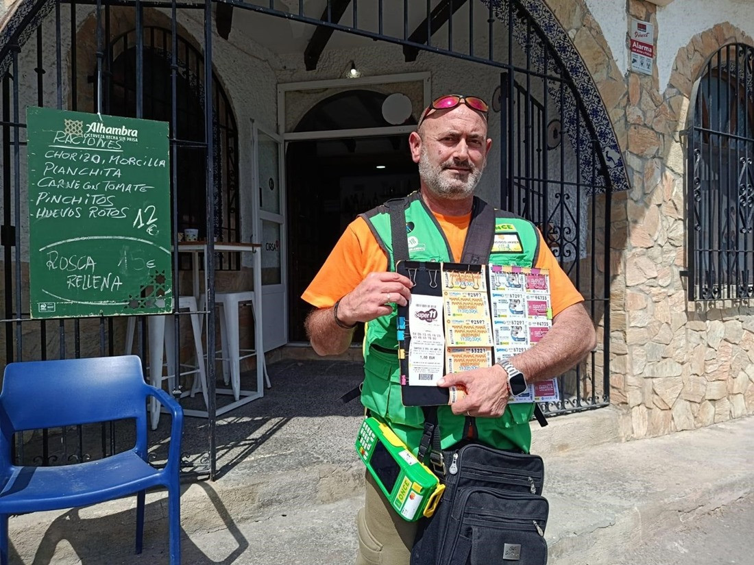 Francisco Javier Arenas ha sido el vendedor encargado de repartir el boleto premiado durante su ruta de venta en este pueblo granadino (ONCE)