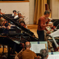La OCG dirigida por Lucas Macías con Kevin Chen al piano (ORQUESTA CIUDAD DE GRANADA)
