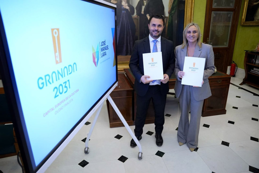 La alcaldesa de Granada, Marifrán Carazo, junto al director general de la Fundación José Manuel Lara, Pablo Morillo (AYUNTAMIENTO DE GRANADA)