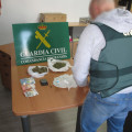 Durante el registro, los agentes intervinieron un total de 41 gramos de cogollos de marihuana, 77 gramos de picadura de marihuana y 12 gramos de cocaína en roca, sustancias presuntamente destinadas a su distribución al por menor (GUARDIA CIVIL)