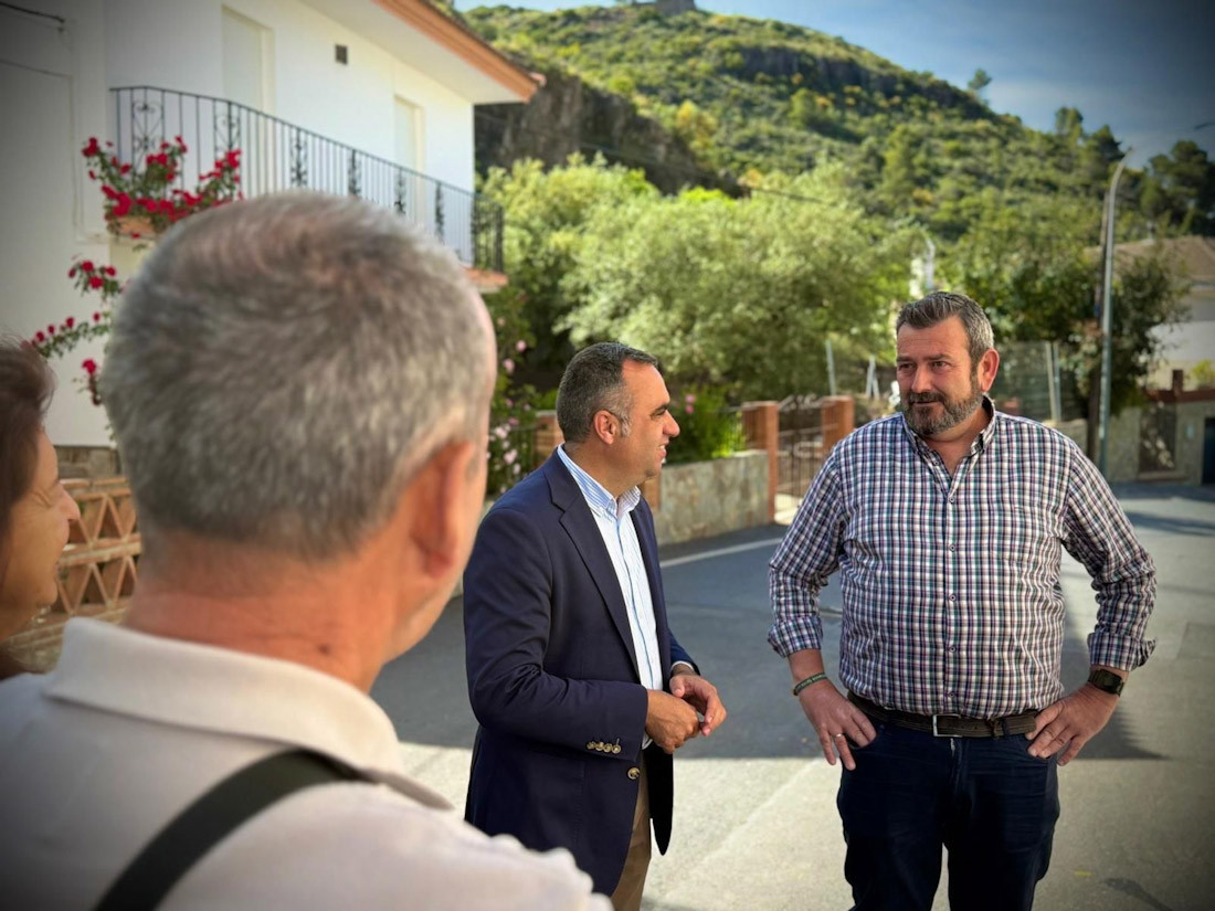 El presidente de la Diputación de Granada, Francis Rodríguez, ha realizado una visita al municipio de Lentegí, donde ha mantenido un encuentro con su alcalde, Juan Manuel Arellano (DIPUTACIÓN)