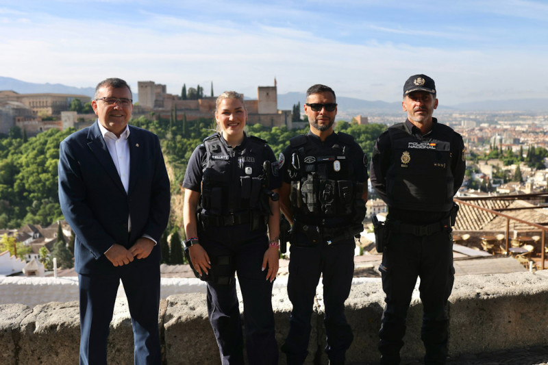 Presentación de los agentes europeos que patrullarán en Granada (GPMEDIA)