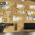 Arma y dinero incautado (POLICIA NACIONAL)