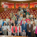 Directivos del hospital Virgen de las Nieves y de Atención Primaria junto a sanitarios y pacientes (JUNTA DE ANDALUCÍA)