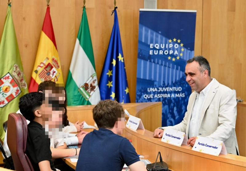 Estudiantes de Secundaria y Bachillerato de toda la provincia han participado en la Diputación de Granada en el Mini MEU Granada (DIPGRA)