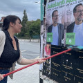 La candidata de Adelante por la provincia de Granada, Inma Manzano, en una pegada de carteles en Comedores Universitarios (ADELANTE ANDALUCÍA)