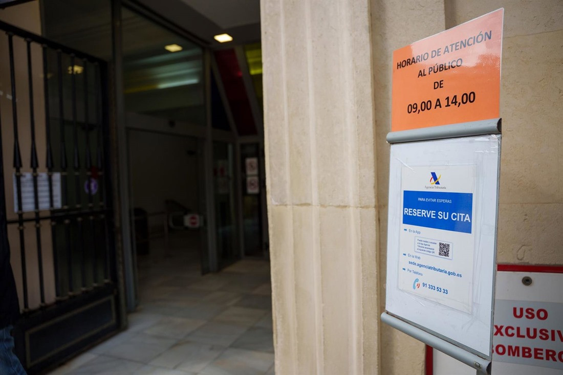 Contribuyentes en la sede de la Delegación Especial de la Agencia Tributaria (FRANCISCO J. OLMO / EUROPA PRESS)