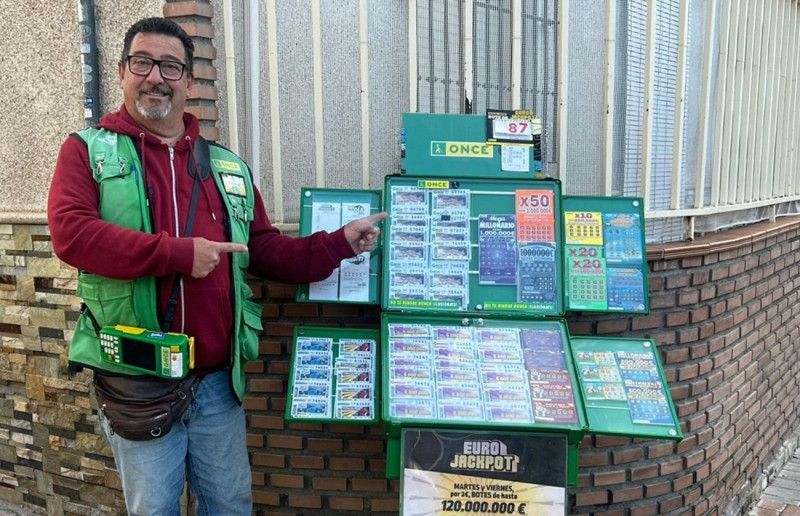 El sorteo de la ONCE de este pasado lunes ha dejado una parte de su suerte en la localidad granadina de Huétor Vega con 350.000 euros en premios gracias al vendedor Federico Alonso