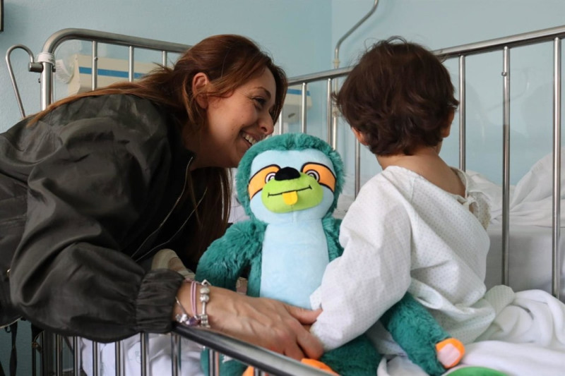 Una mama con su pequeña abrazan a Quiro antes de una intervención.
Una mama con su pequeña abrazan a Quiro antes de una intervención.