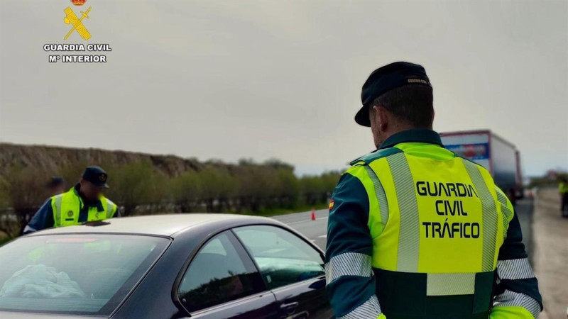 Imagen de archivo de un agente de la Guardia Civil de Tráfico en un control (GUARDIA CIVIL)