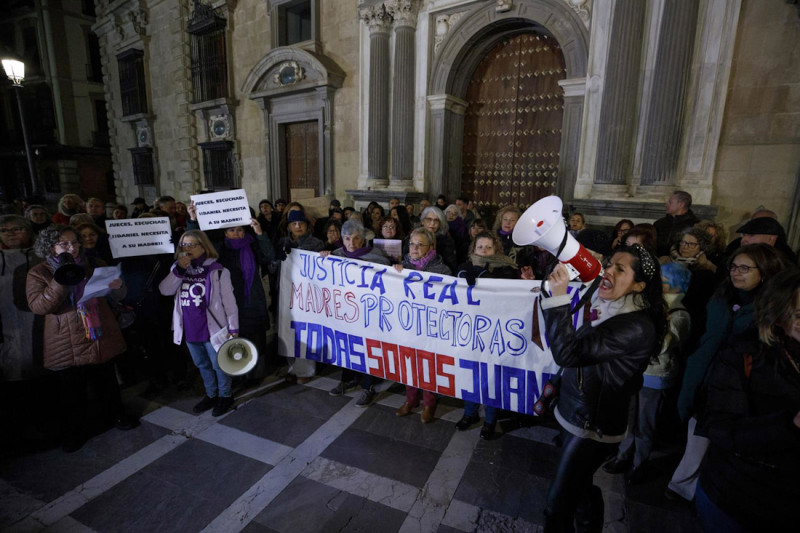 Imagen de archivo de un grupo de personas en una concentración a favor de Juana Rivas (ÁLEX CÁMARA - EUROPA PRESS)