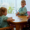 Niños y mayores comen juntos.