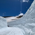 Paredes de seis metros de altura en la limpieza de la carretera del Veleta. (CETURSA SIERRA NEVADA)