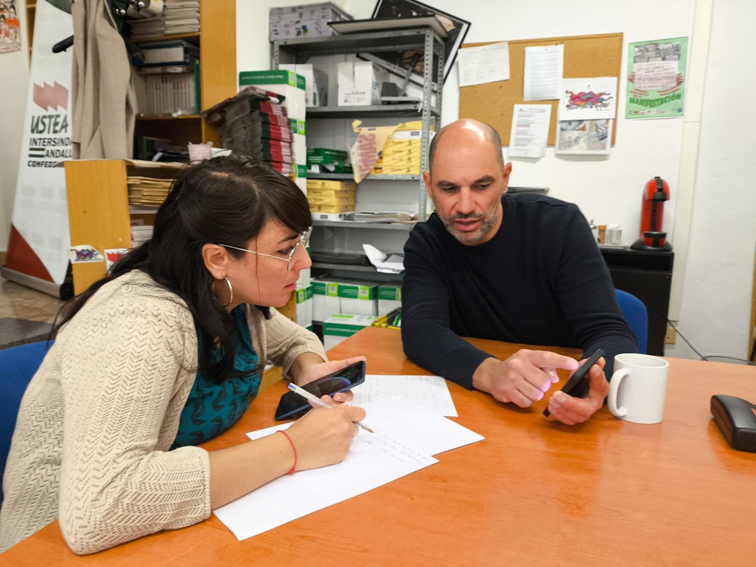 La candidata de Adelante Andalucía por Granada, Inmaculada Manzano, se ha reunido con Alejandro Gutiérrez, dinamizador, profesor de Formación Profesional, para abordar la situación de la FP en la provincia (ADELANTE ANDALUCÍA)