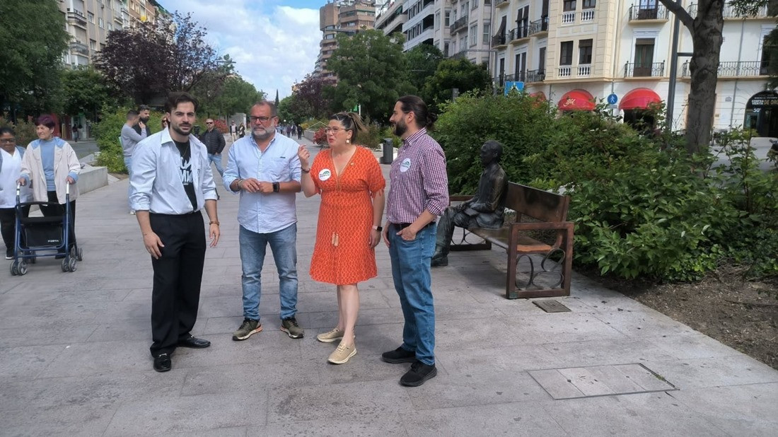 El candidato número uno de la lista de Por Andalucía al parlamento andaluz por Granada, Rafael S. Rufo, junto a otros candidatos en la avenida de la Constitución (POR ANDALUCÍA)