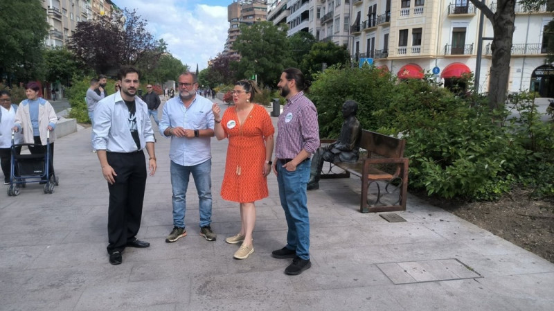 El candidato número uno de la lista de Por Andalucía al parlamento andaluz por Granada, Rafael S. Rufo, junto a otros candidatos en la avenida de la Constitución (POR ANDALUCÍA) El candidato número uno de la lista de Por Andalucía al parlamento andaluz por Granada, Rafael S. Rufo, junto a otros candidatos en la avenida de la Constitución (POR ANDALUCÍA)