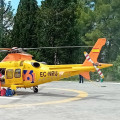 Helicóptero del 061 en la helisuperficie del 112 tras el traslado de la paciente accidentada en Lecrín (112)