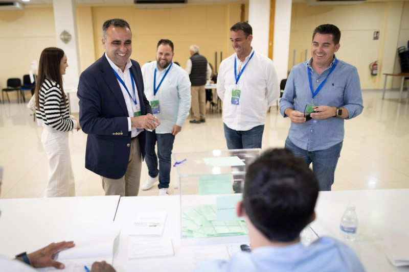 El presidente del PP de Granada, Francis Rodríguez, ejerce su derecho al voto en su pueblo, en Alhendín (PP)