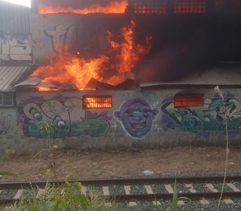 Incendio en una nave de textiles en el Polígono Juncaril (PROTECCIÓN CIVIL PELIGROS) Incendio en una nave de textiles en el Polígono Juncaril (PROTECCIÓN CIVIL PELIGROS)