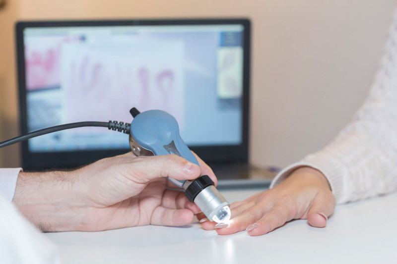 Concepto de diagnóstico de esclerosis sistémica: se aprecian las manos de un médico y un paciente junto con la maquinaria de diagnóstico (CESARE FERRARI) Concepto de diagnóstico de esclerosis sistémica: se aprecian las manos de un médico y un paciente junto con la maquinaria de diagnóstico (CESARE FERRARI)